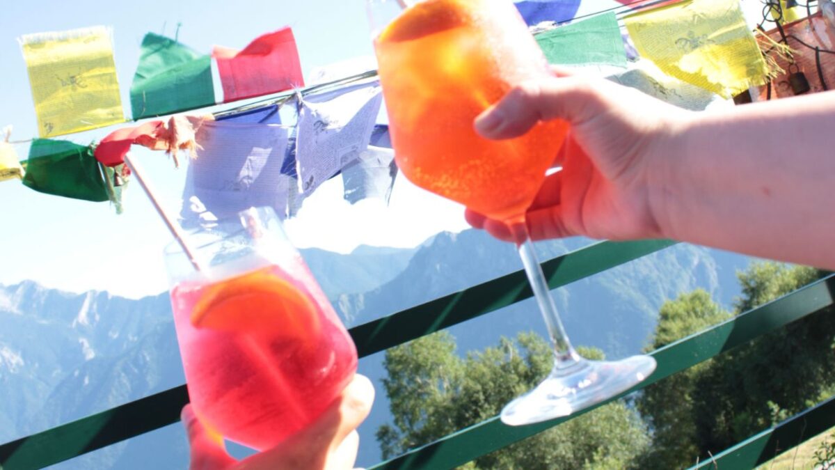 Aperitivo al Rifugio Shambala con lo spritz Hugo