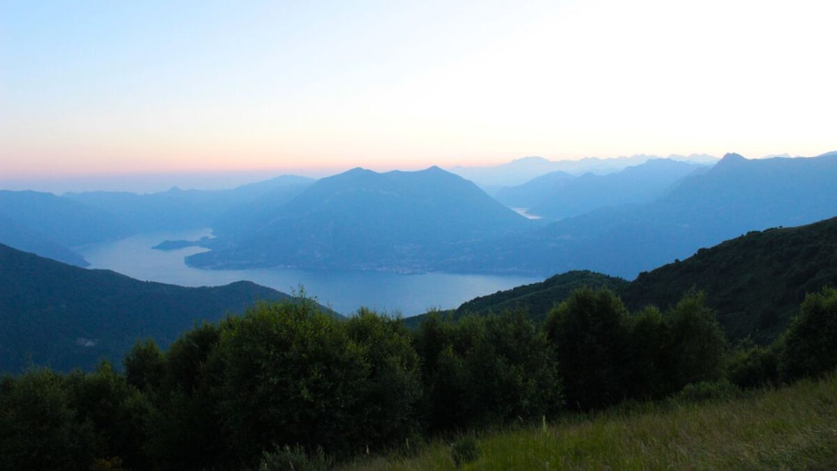 Vista del lago di como da Giumello mentre tramonta