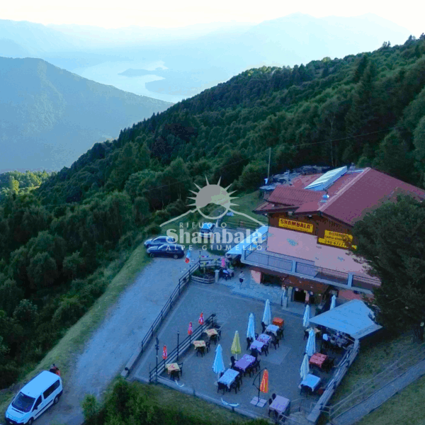 vista aerea del rifugio shambalà in estate