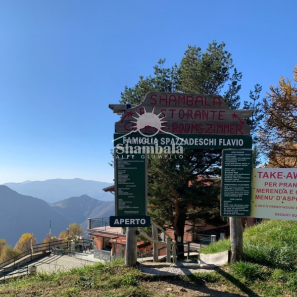 Rifugio Shambalà all'Alpe Giumello in autunno